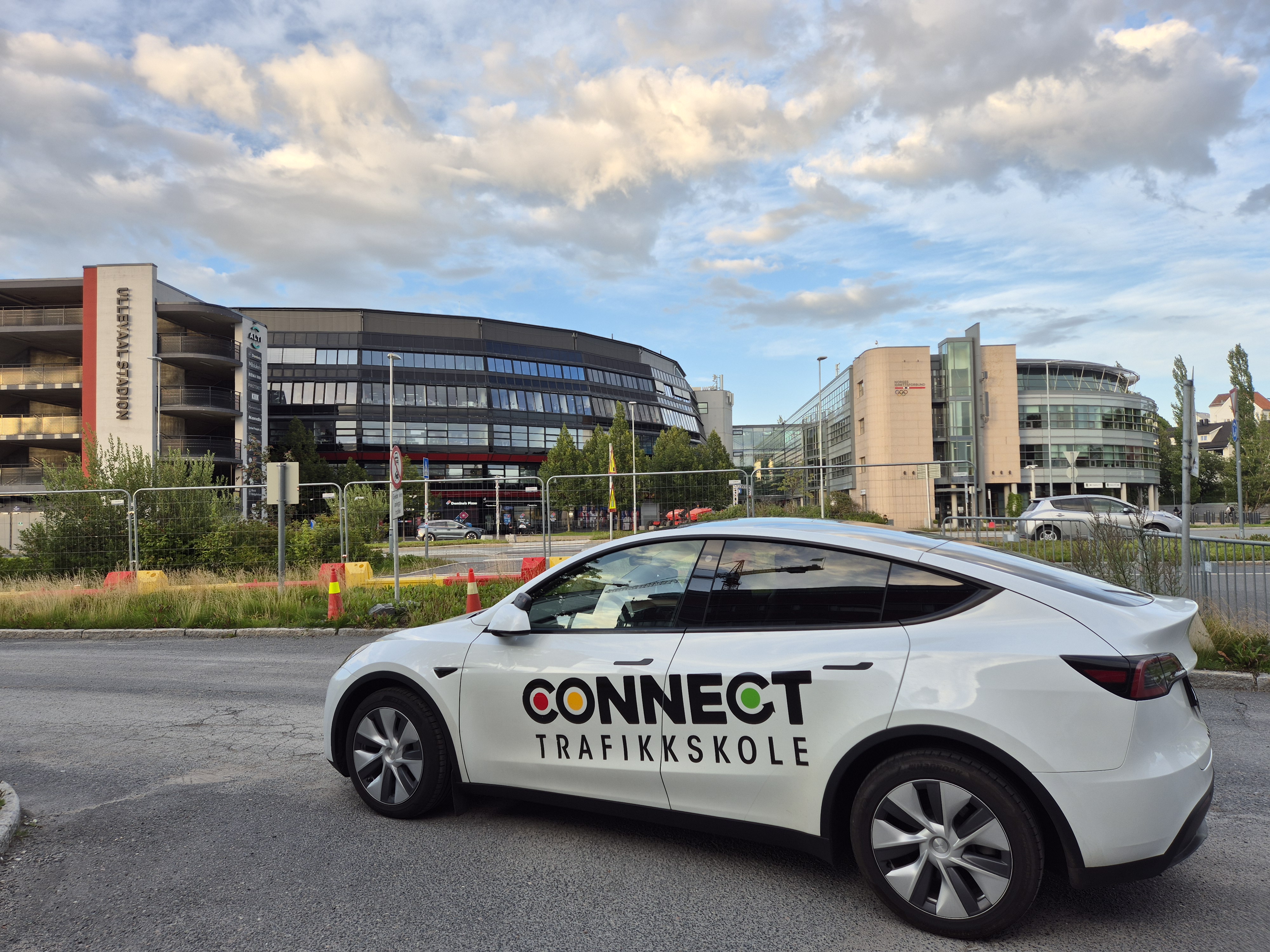 Hvit elbil med Connect Trafikkskole sin logo på dørene.